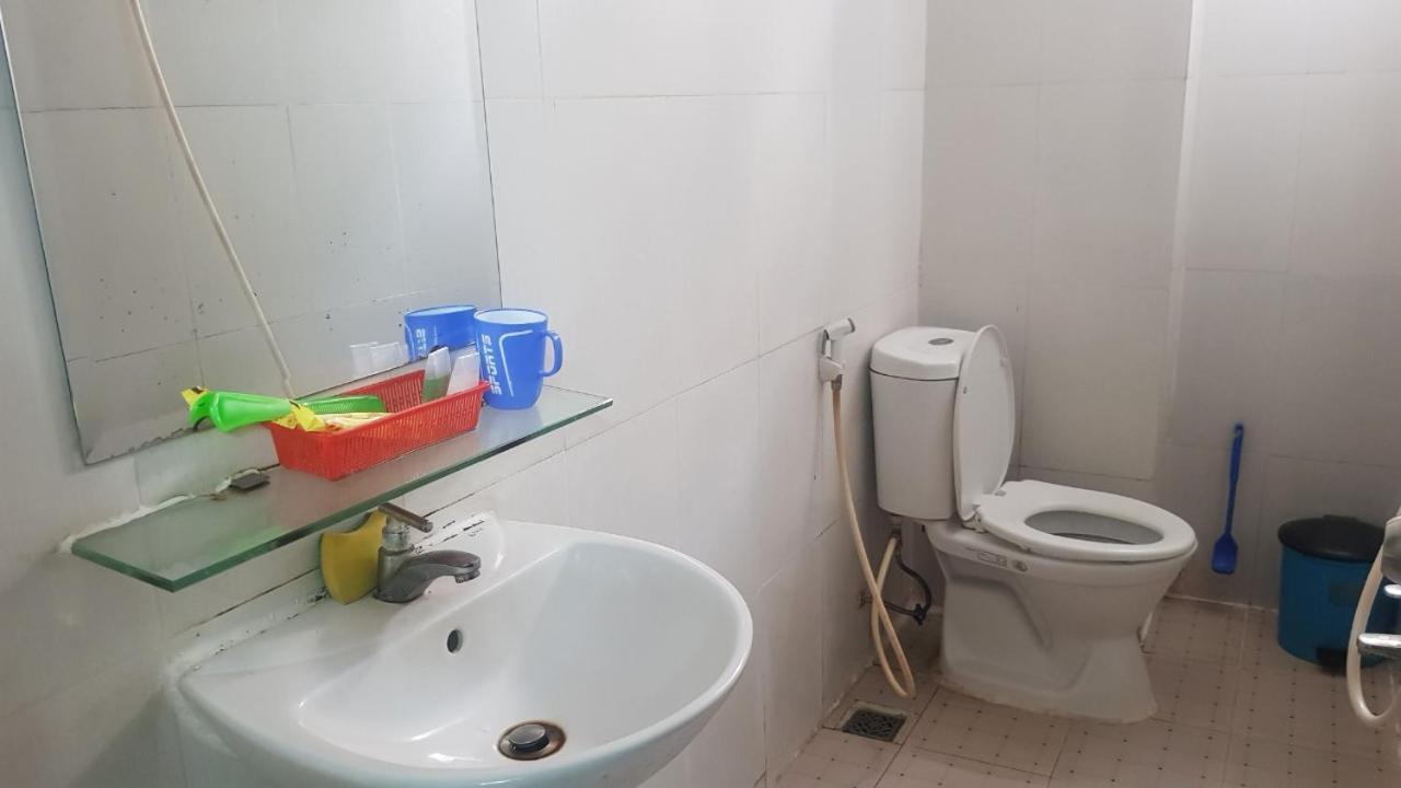 Capsule hotel Khach San Hoang Long *